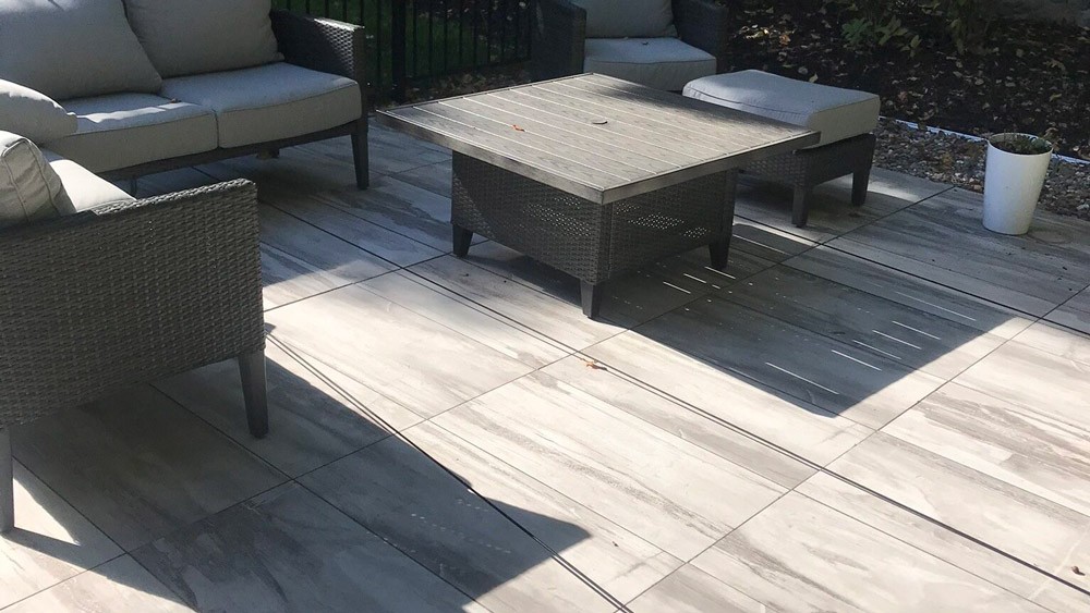 Pavé, asphalte et éclairage dans le jardin